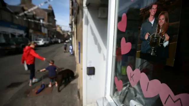 مرے کی شادی کے موقعے پر ڈنبلین شہر کو جھنڈیوں سے سجایا گیا ہے اور دکانوں کے ڈسپلے پر انھیں مبارکباد پیش کی گئی ہے