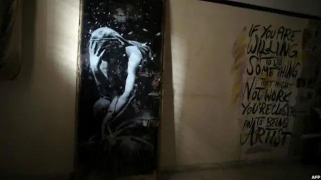 يقول الشخص الذي اشترى العمل الفني إنه أراد أن يحميه من الإهمال والتدمير. 