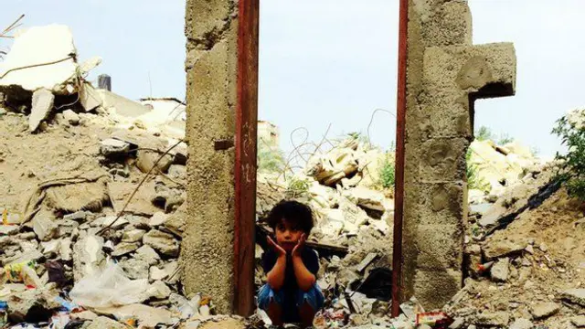 بقي مكان الباب، الذي رسمت عليه اللوحة، فارغا وسط المنزل المهدم بفعل القصف الإسرائيلي. 