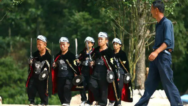 Sejumlah ksatria penjaga Kerajaan Rakyat Kecil berbaris rapi.