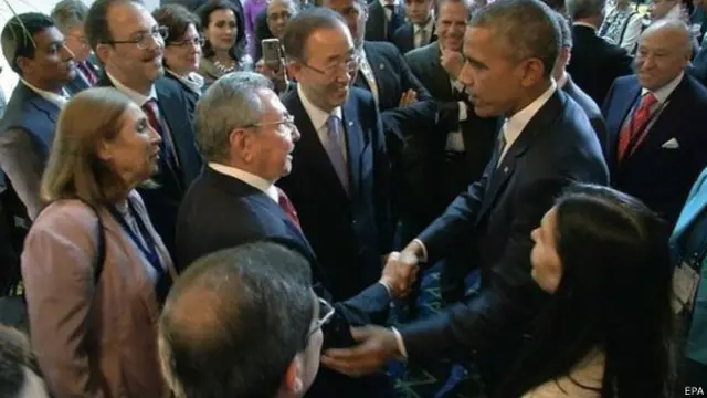 Рукопожатие Барака Обамы и Рауля Кастро на "саммите Америк" в Панаме 10 апреля 2015 г.