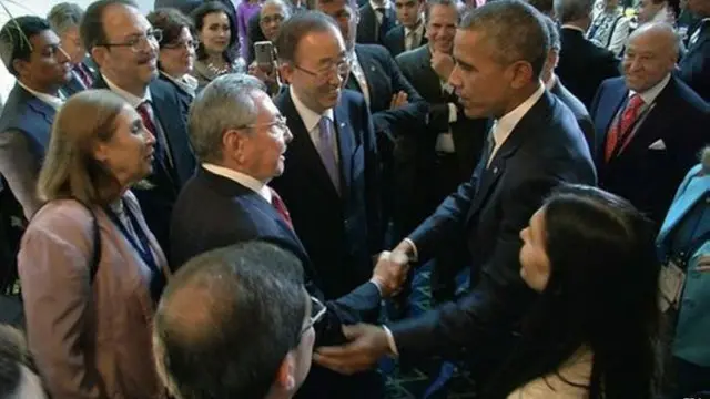 Tổng thống Hoa Kỳ Barack Obama bắt tay với Chủ tịch Cuba Raul Castro trước thềm hội nghị