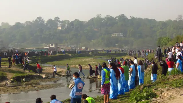 नदीमा जथाभावी फोहोर फाल्न पाईंदैन भन्ने सन्देश दिन बनाईएको २८ किलोमिटर लामो मानव साङ्लोमा एक लाख भन्दा धेरै मानिसहरु सहभागी भएको अधिकारीहरुको भनाई छ। उनीहरु नदीको दुवै किनारमा उपस्थित रहे।
