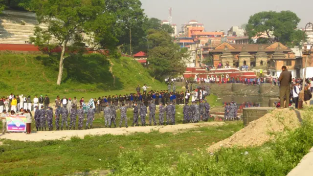 मानव साङ्लोमा सर्वसाधारण, प्रहरी र सेनाका जवानहरु, स्कूले बालबालिका, राजनीतिक दलका नेता एवं कार्यकर्ताहरु अनि सरकारी अधिकारीहरु सामेल रहे। सुन्दरीजलदेखि चोभारसम्म १४ ठाउँमा १४ सचिवको अगुवाईमा सफाइ अभियान सञ्चालन भयो।