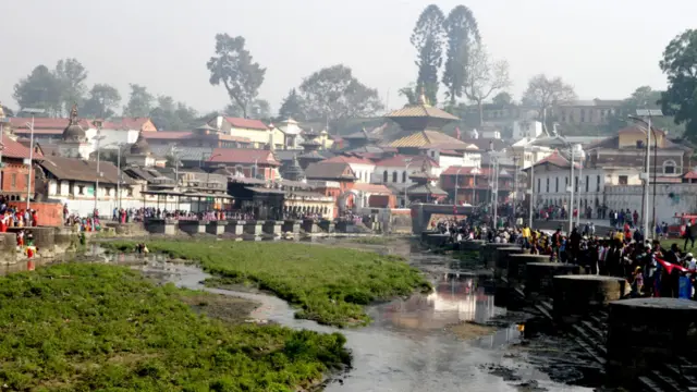 राजधानीको मुटुमा रहेको, अनि हिन्दूहरुको प्रसिद्ध धार्मिक स्थल पशुपति क्षेत्र भएर बग्ने भएतापनि बाग्मती नदीमा जथाभावी फोहोर अनि ढल समेत मिसाइने क्रम बढेपछि दुर्गन्धित बनेको छ।