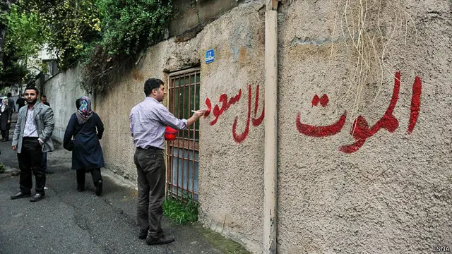 روی دیوار نزدیک سفارت عربستان شعار "مرگ بر آل سعود" نوشته شده است