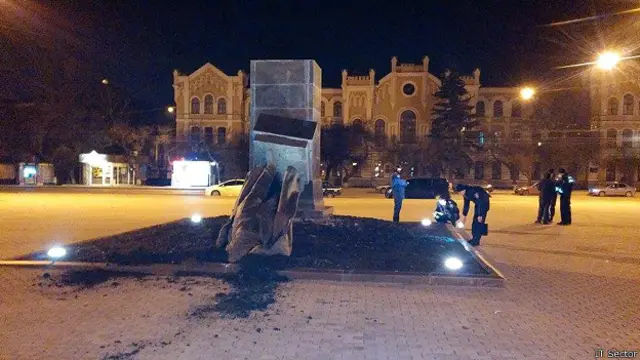 Поваленный памятник Рудневу