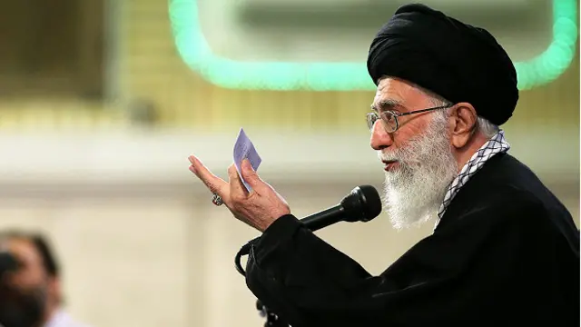 ایران کے روحانی پیشوا آیت اللہ علی خامنہ ای نے کہا کہ حتمی معاہدے کے نتیجے میں ایران سے تمام پابندیاں فوری طور پر ہٹا لی جائیں