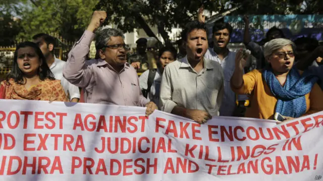 پولیس کہتی ہے کہ یہ ہلاکتیں اس وقت ہوئیں جب صندل کی سرخ لکڑی کے 100 افراد پر مشتمل سمگلروں کے ایک گروپ کو للکارا گیا جس پر انھوں نے پولیس کو پتھروں کا نشانہ بنایا اور کلہاڑیوں سے ان پر حملہ کر دیا