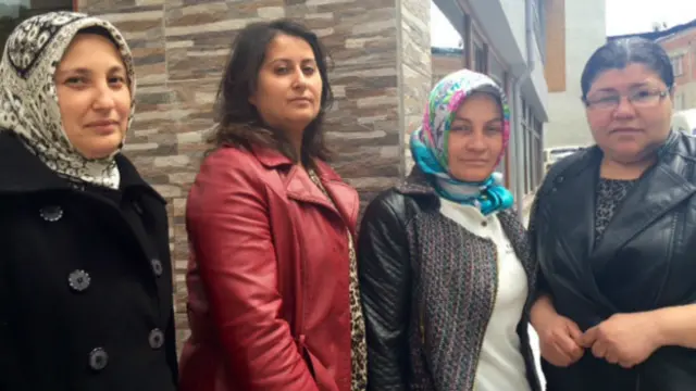 Madenci eşlerini Soma faciasında kaybeden (soldan sağa) Selda Erol, Nursel Kocabaş, Naciye Kaya, Pınar Gezer yaşama tutunma çabalarını anlatıyor