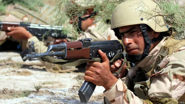 جنود عراقيون يتدربون في جرف الصخر الى الجنوب من العاصمة بغداد