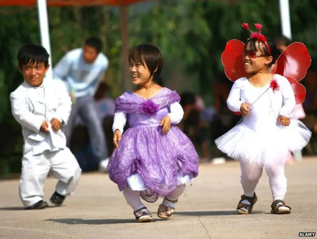  پارک کے رہائشی ایک خاص حد سے بڑے قد کے افراد کو یہاں رہنے کی اجازت نہیں دیتے۔
