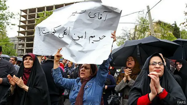 تجمع مقابل سفارت عربستان در خیابان پاسداران تهران