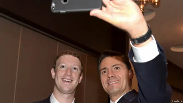 Al término de una reunión, Peña Nieto tomó una selfie con el joven empresario.