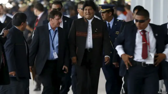 Un miembro del comité de seguridad del mandatario boliviano disparó con una pistola eléctrica a un cámara de una televisión local.