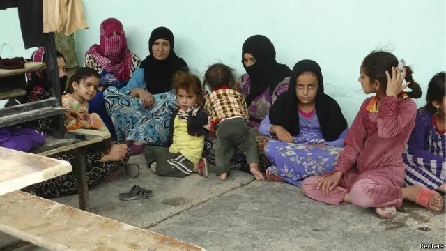 عراقيات مشردات من البوفراج يعشن في مدرسة تحولت إلى ملجأ بمدينة الرمادي.