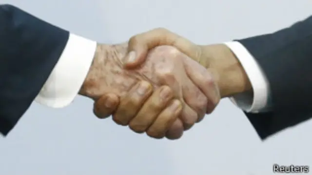 El apretón de manos de Obama y Castro en la cumbre.