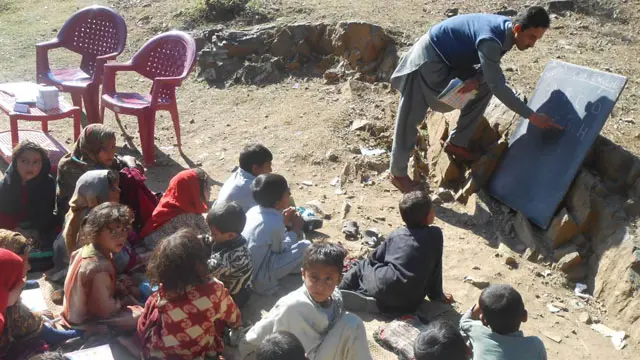 سرکاری اعداد و شمار کے مطابق سوات میں پرائمری لیول پر لڑکیوں کے 433 جبکہ لڑکوں کے 843 سکول ہیں اور ان میں 1,806 خواتین اور 3,188 مرد اساتذہ ہیں