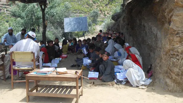 اساتذہ کی تربیت کا ذریعہ تعلیم انگریزی ہے اور اساتذہ کو یہ سکھایا جاتا ہے کہ بچوں کو کیسےپڑھایا جائے؟