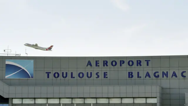 一架飛機從圖盧茲機場起飛（19/11/2014）