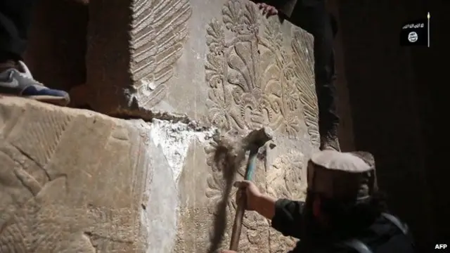 Những hình ảnh từ video của IS cho thấy dân quân đập phá khu di tích