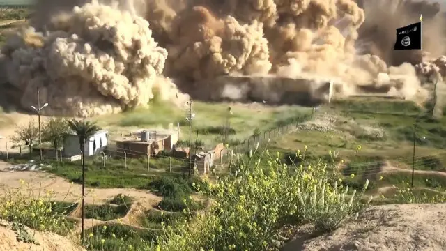 ویڈیو میں یہ دیکھا جا سکتا ہے کہ تاریخی یادگار کو پہلے اوزاروں سے کاٹا اور توڑا گیا اور پھر اسے دھماکہ خیزہ مواد سے اڑا دیا گیا