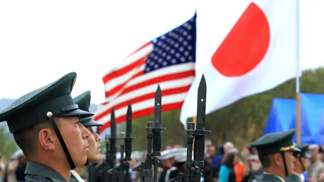 日本自卫队仪仗队在美日国旗前接受检阅（21/3/2015）