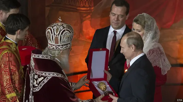 Владимир Путин и патриарх Кирилл поздравляют друг друга с Пасхой (12 апреля 2015 г.)