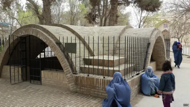 آرامگاه رابعه بلخی، از اولین شاعران زن فارسی‌