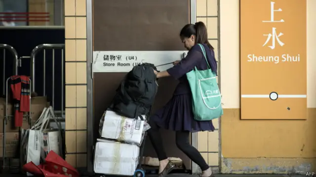 香港港鐵上水站內一名中國大陸旅客在整理其貨物（資料圖片）