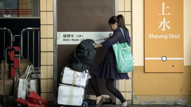 香港港鐵上水站內一名中國大陸旅客在整理其貨物(資料圖片)