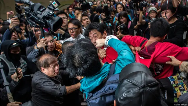 香港元朗反水客示威兩名意見相異者在記者前扭打(1/3/2015)