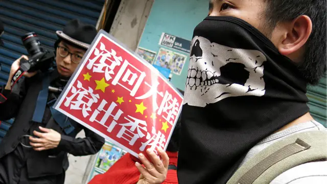 Người biểu tình Hong Kong cầm biểu ngữ yêu cầu người Trung Quốc đại lục "ra khỏi" Hong Kong