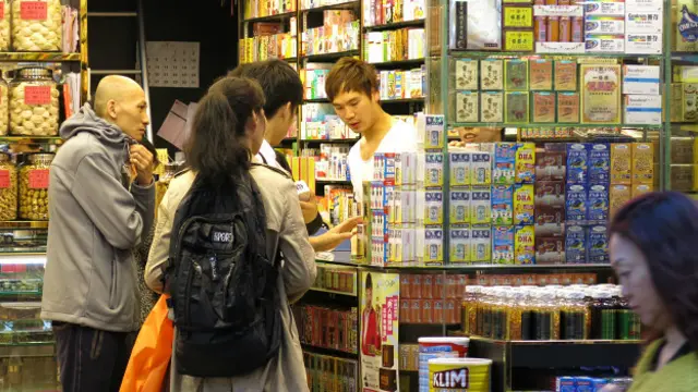 Người Trung Quốc mua hàng ở khu Mong Kok, Hong Kong