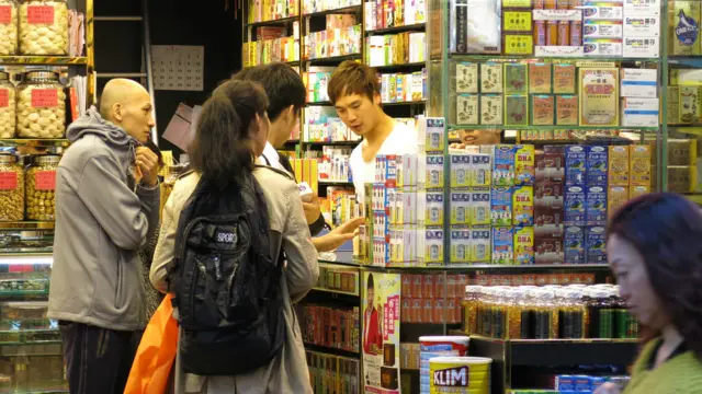 香港旺角某藥店內一批中國大陸遊客在購物(BBC中文網圖片3/2/2015)