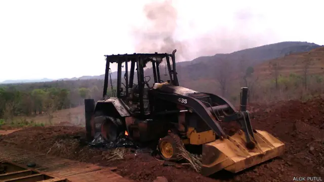 माओवादियों का जलाया वाहन