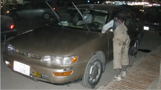 شستن خودروها یکی از کارهای کودکان خیابانی کابل است