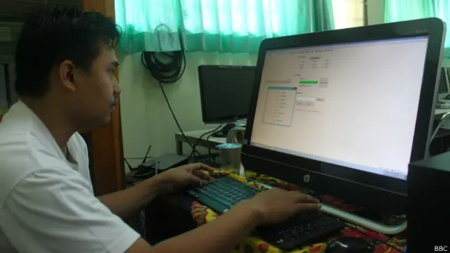 SMA 70 di Jakarta Selatan ialah satu dari 556 sekolah di Indonesia yang mengadakan Ujian Nasional berbasis komputer.