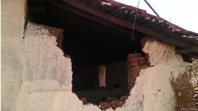 हाथी ने की घरों में तोड़फोड़