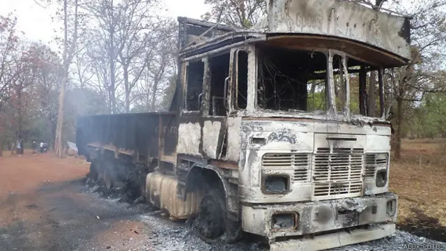 नक्सलियों द्वारा जलाया गया ट्रक