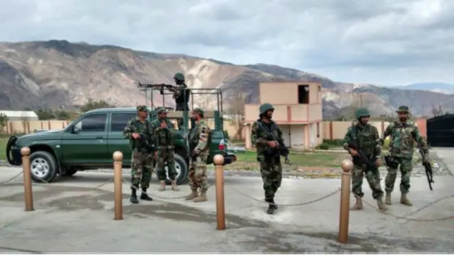 د روغتون کارکوونکو په وينا د وژل شويو کسانو عمر له ۲۵ تر ۳۰ کلونو پورې دی