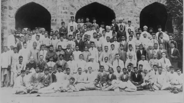 முதல் முறையாக காந்தி டில்லி சென்ற போது புனித ஸ்டீஃபன்ஸ் கல்லூரியில் எடுக்கப்பட்ட படம்(உதவி காந்தி அருங்காட்சியகம்)