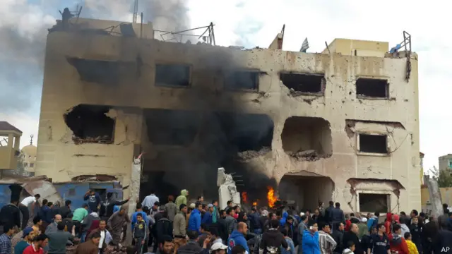 Несмотря на заграждения перед зданием полиции в Эль-Арише, смертнику удалось прорваться и врезаться в него на полном ходу на машине