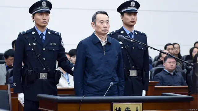 蔣潔敏(中)在漢江法院出庭(新華社圖片13/4/2015)