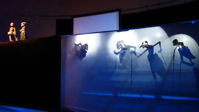 Wayang golek menak Tegal dan wayang kulit Solo dalam pentas Teater Cing Cing Mong