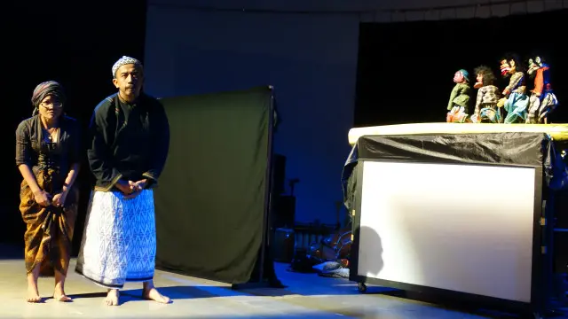 Dalam naskah aslinya, kedua orang tua Madekur dan Tarkeni mengucapkan dialog yang identik