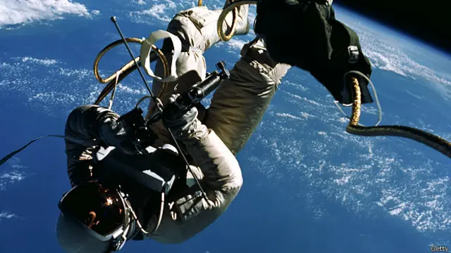 Эд Уайт парит в космосе рядом с "Джемини-4"