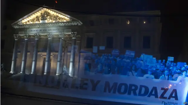 Los manifestantes entienden que la "ley mordaza" restringe su libertad de expresión.