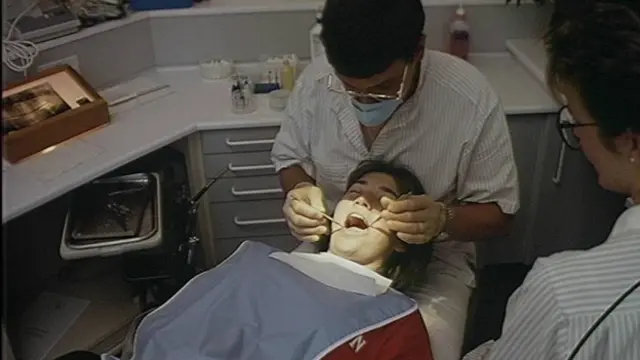 Los expertos insisten en que quienes tienen implantes deben seguir cuidados estrictos y visitar regularmente el dentista.