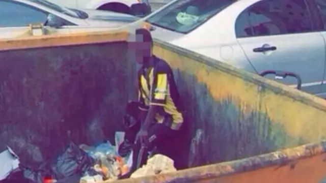 foto anak di tempat sampah